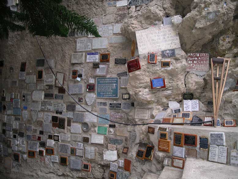 estos son los agradecimientos atodos los milagros hechos. Madre mía como tiene la agenda la Virgen!!